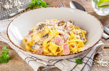 Феттучини с грибами и ветчиной